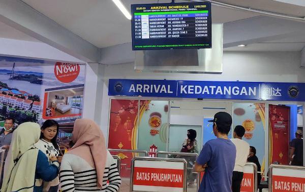 Ilustrasi Wisatawan Mancanegara di Pelabuhan Internasional