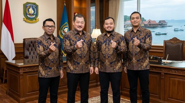 Para pimpinan dari Badan Usaha Pelabuhan (BUP) PT Pelabuhan Kepri Perseroda. (Ki-Ka): Tajudin Mansyur, S.IP,. M.Si ( Tenaga Ahli Bid. Komunikasi Antar Lembaga dan strategis PT Pelabuhan Kepri Perseroda); Capt. Awaluddin, M.Mar ( Direktur PT Pelabuhan Kepri Perseroda); Fikri Imanshah, S.Tr.Pel ( Supervisor Pelabuhan Kuala Riau) ; Dan Diddyk Triesna Murti, S.Tr , Deputi Adm, Ops, Dan Keuangan PT. Pelabuhan Kepri Perseroda.
