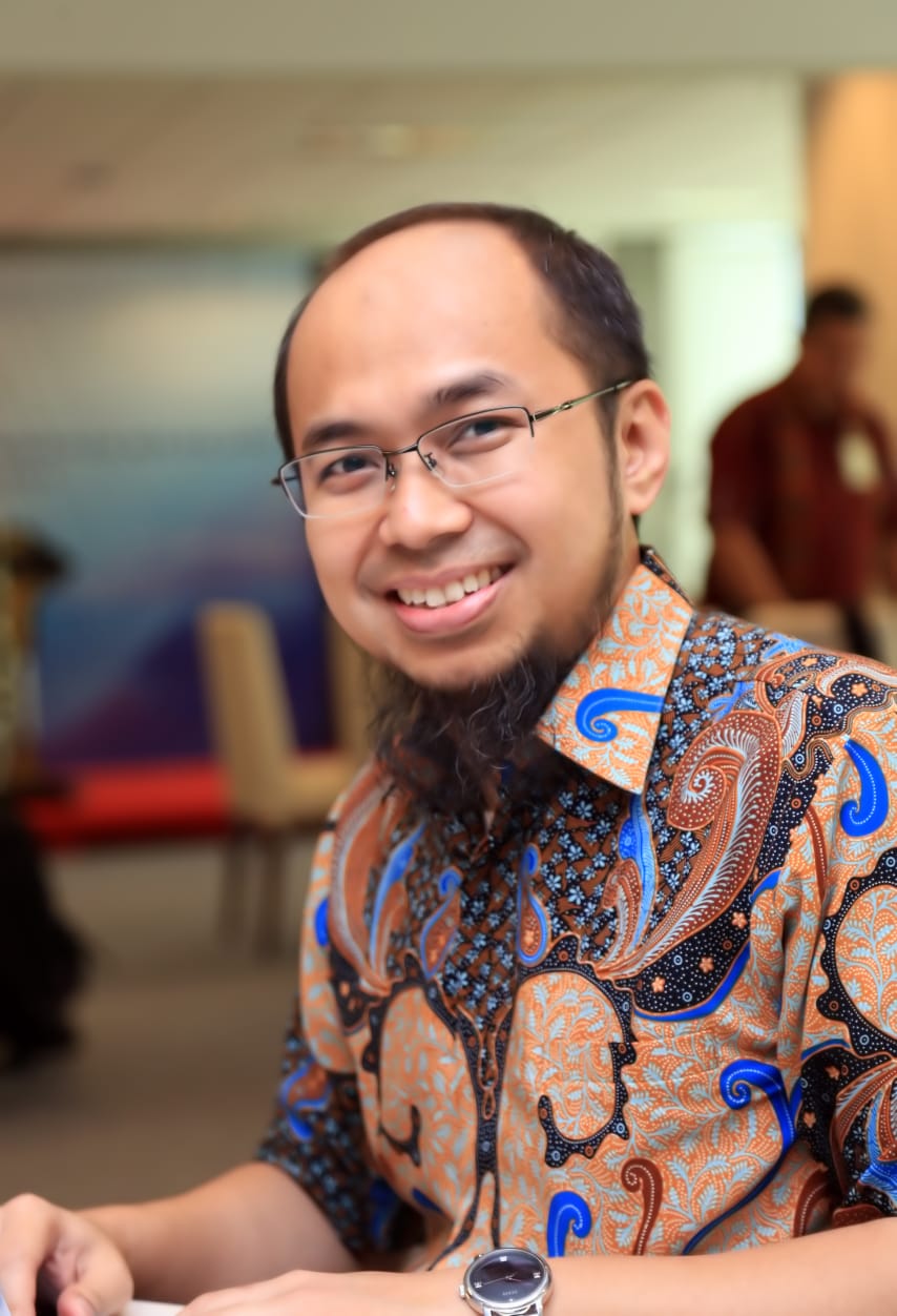 Mohd Rizky, S.Kom., M.M. Alumnus Pascasarjana Magister Manajemen Konsentrasi Manajemen Risiko, Universitas Diponegoro.