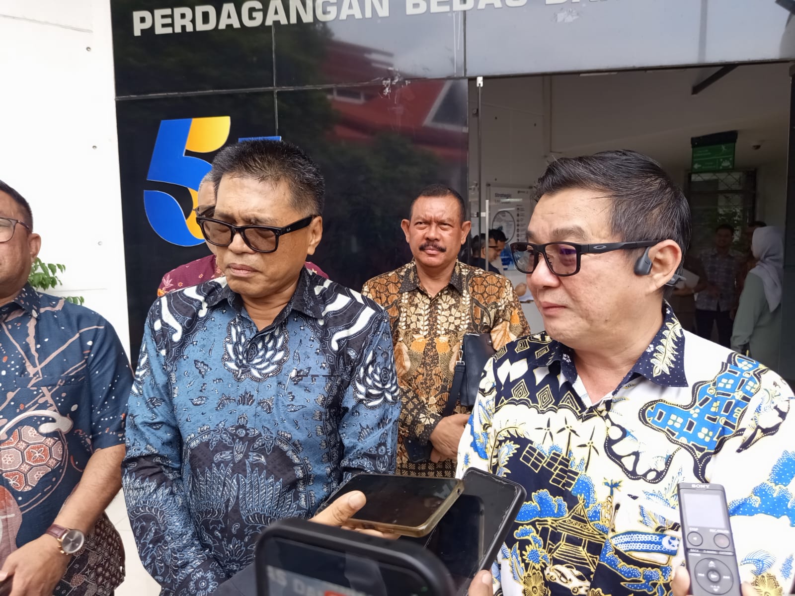 Direktur Utama PLN Batam, Kwin Fo bersama COE Panbil Grup, Johannes Kennedy