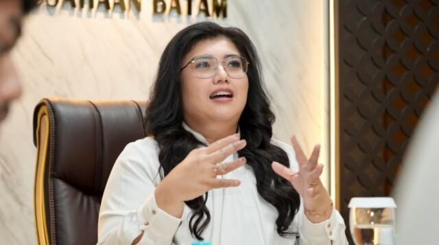 Anggota/Deputy Bidang Pelayanan Umum BP Batam Ariastuty Sirait